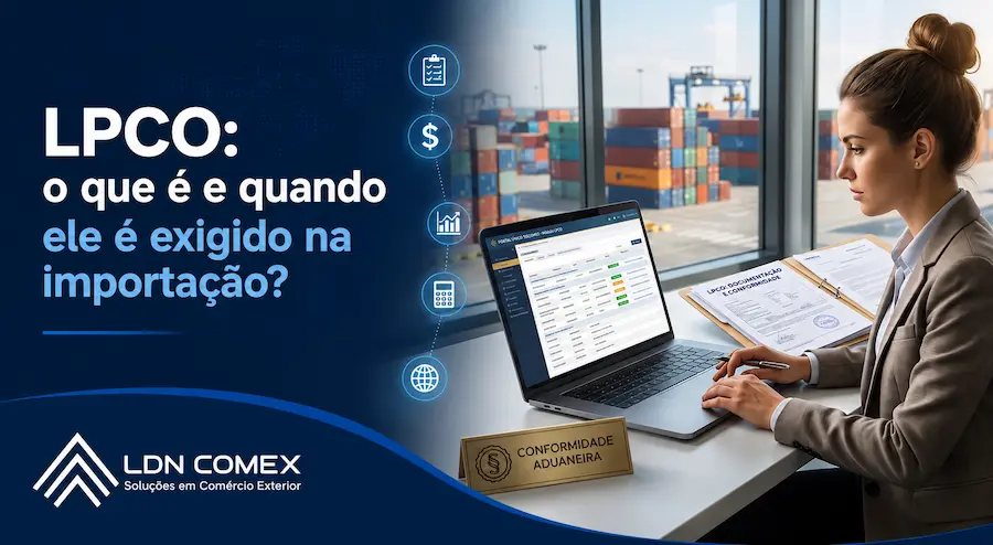 Profissional de comércio exterior analisando documentos para emissão de LPCO durante processo de importação.