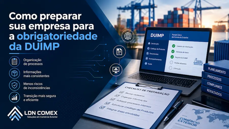 Empresa se preparando para a obrigatoriedade da DUIMP, com notebook, checklist de preparação, documentos de comércio exterior e contêineres ao fundo.