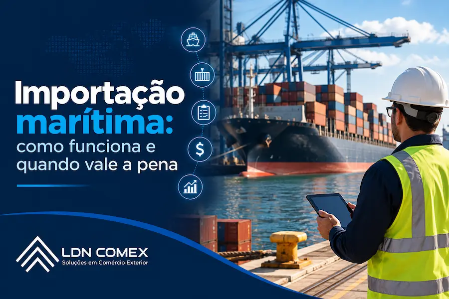 Capa sobre importação marítima, com navio cargueiro, contêineres, guindastes portuários e profissional acompanhando a operação no cais.